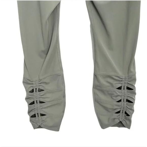 ATHLETA Salutation Stash Pocket II 25" Ruched Legging UPF 50+ Sage Green Small - Picture 10 of 12